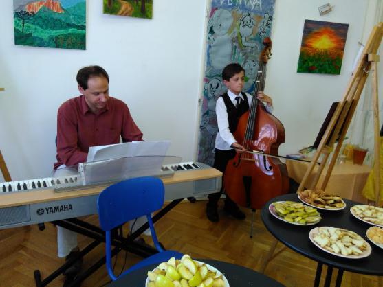 V Zeleném domečku vystavují své obrazy žáci výtvarného oboru Základní umělecké školy v Polici nad Metují 