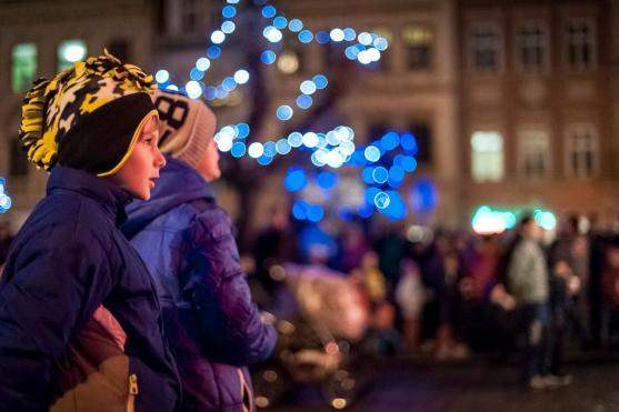 Počasí 1. adventní neděli nepřálo. Vánoční strom se ale rozsvítil 