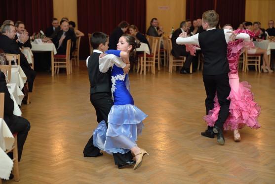 Na Plese města Broumova se kromě tance i žonglovalo. K vidění byla i UV show 