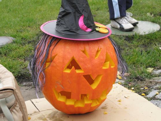 Na broumovském náměstí se sešlo 71 "dlabačů" dýní