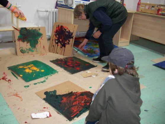 Ohlédnutí za Ateliérem Martiny Váňové věnovaném akční malbě 