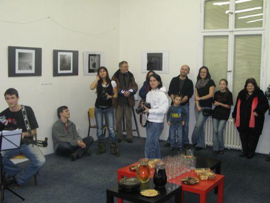 V Klubu ROK v Broumově zahájilo výstavu fotografií Sedm statečných 