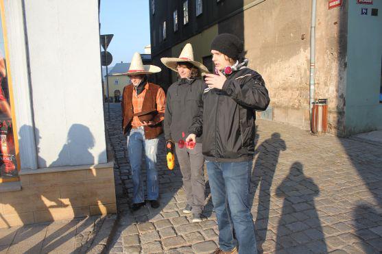 Okolí gymnázia v Broumově vonělo octem a levnými parfémy 