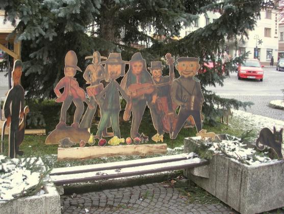 Řezbář Petr Hnyk z Teplic nad Metují a děti z Police nad Metují 