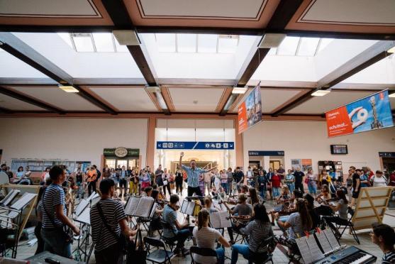 Při koncertním benefičním turné po nádražích muzikanti z Police Symphony Orchestra vybrali pro Plešouny přes sto tisíc korun 