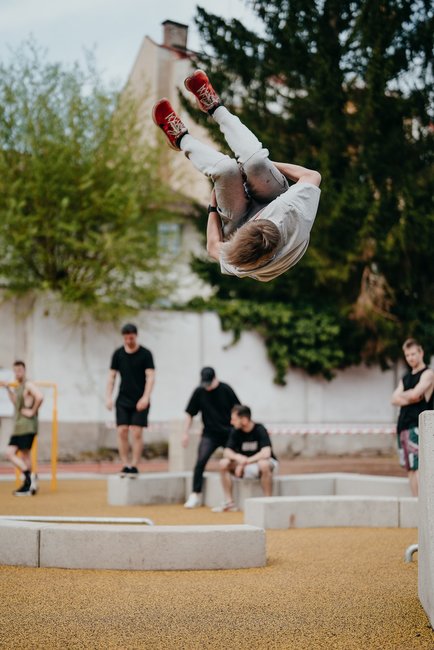 V Polici nad Metují vzniklo nové parkourové hřiště Bejbyho park