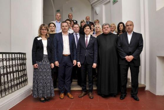 Americký velvyslanec v Broumově navštívil klášter, Masarykovu základní školu a undergroundový klub Eden