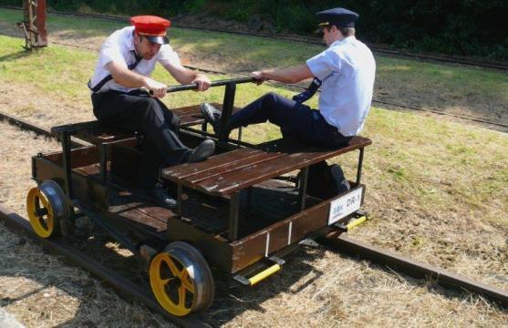 Broumováci opět závodili v Polsku na ručních drezínách