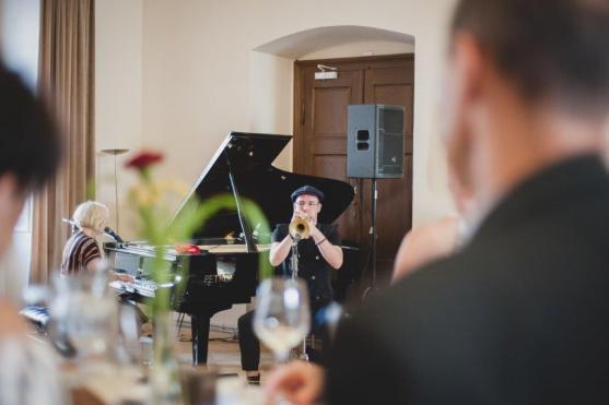 Dobročinnost a skvělé víno – všeho bylo v broumovském klášteře dosti…