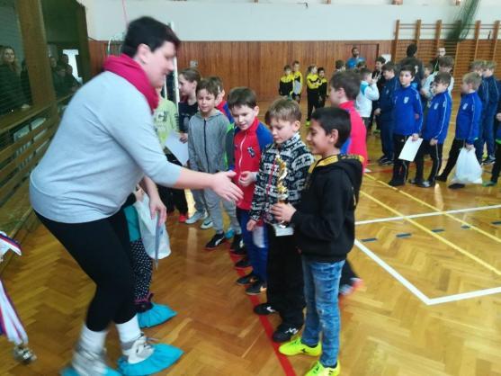 Starší přípravka Slovanu Broumov ukořistila na turnaji ve Vamberku tři poháry 