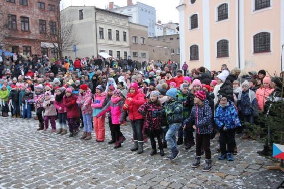 "Vítáme všechny, kdo se necháte rádi předvánočně naladit. Letos se tu scházíme již jedenáctým rokem!"