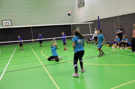 Rozehrála se soutěž v "barevném" volejbale