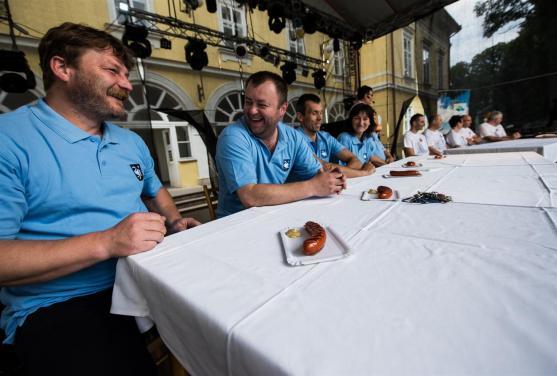 Soutěž českých a polských týmů zahájila sobotní program Broumovské pouti. Vyhrál domácí tým