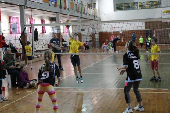 Broumovští "barevní" volejbalisté váleli v Náchodě