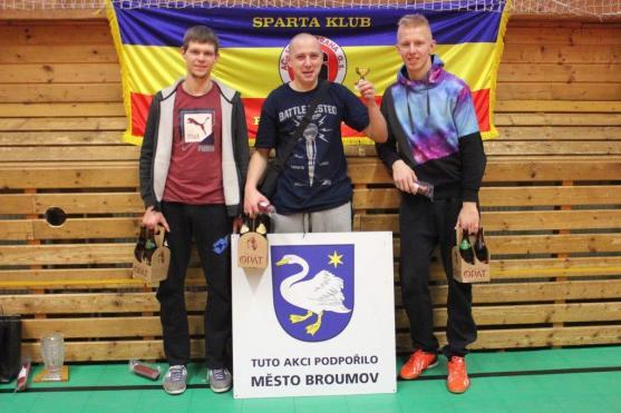 Nohejbalový turnaj Spartaklubu Broumov se hrál v hale už podruhé. Putovní pohár zamířil opět do Police nad Metují