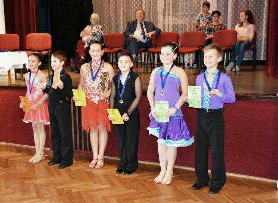 Taneční pár Adam Cepek a Eliška Šimková přivezl čtyři medaile z Přelouče