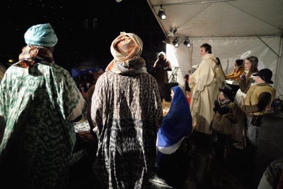 Broumovské náměstí ožilo díky živému betlému