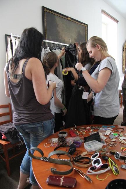 Studenti gymnázia se na chvíli stali filmovými kostyméry a vizážisty