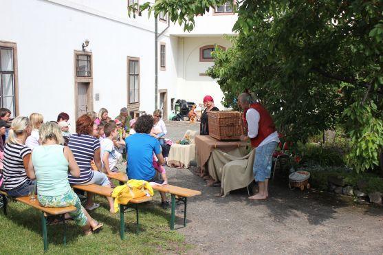 Loutkové představení O kohoutkovi a slepičce se hrálo premiérově v Růžovém dvoře