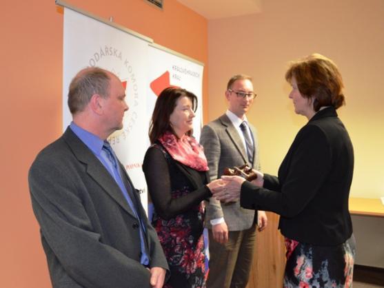 Veba převzala ocenění Firma škole 