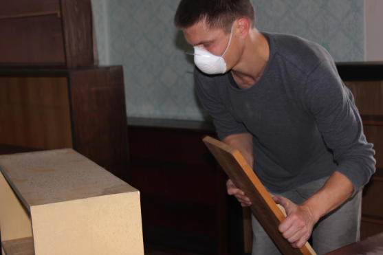 Dobrovolníci uklízeli v klášteře a hřbitovním kostelíku 