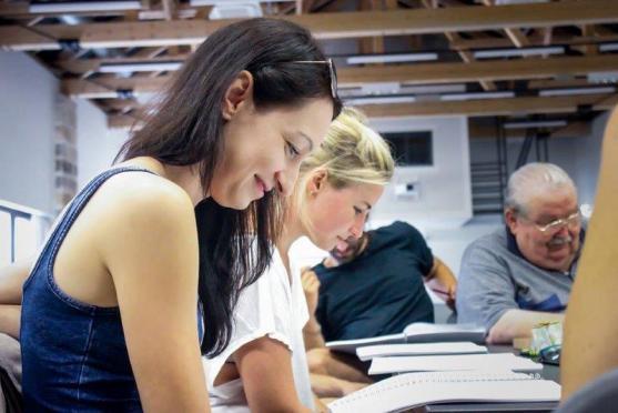 Mezinárodní tým herců zkouší v klášteře novou inscenaci HRA-NIC-e. Premiéra už ve středu