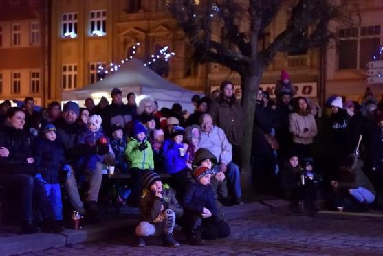Na broumovském náměstí od včerejšího večera září modrobílý vánoční strom
