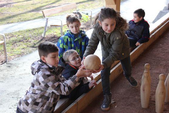 V broumovském klášterním kuželníku už se opět koulí