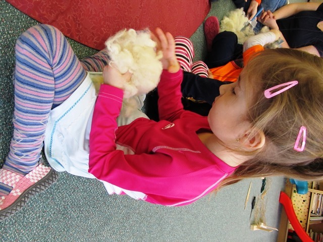 Děti vyzkoušely, jak se zpracovává len a bavlna