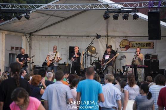 Mňága a Žďorp zahrála v Otovicích dobrovolníkům i stovkám místních 