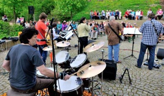 Prosluněné sváteční odpoledne v parku Alejka 