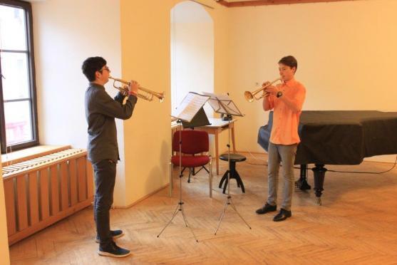 Vernisáž na Staré radnici zahájila výstavu Mezinárodní umělecký plenér výtvarníků