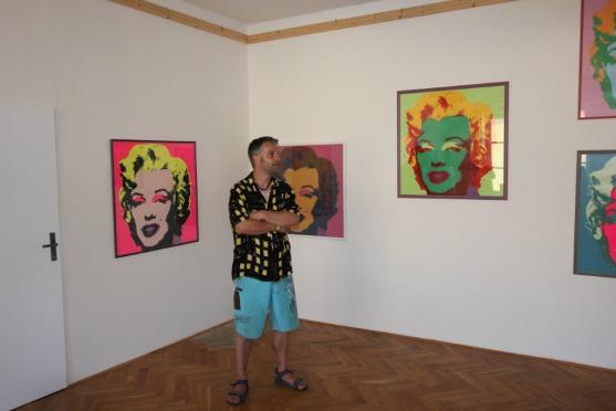 Police nad Metují zve na unikátní výstavu sítotisků Andyho Warhola