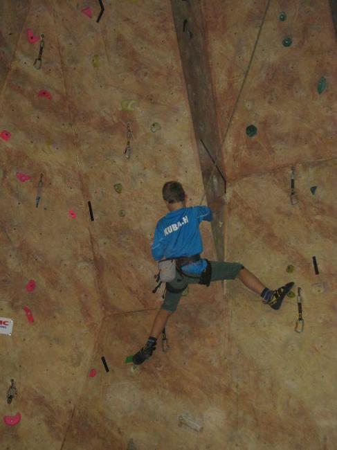 Členové broumovského horolezeckého kroužku poprvé startovali na lezeckých závodech