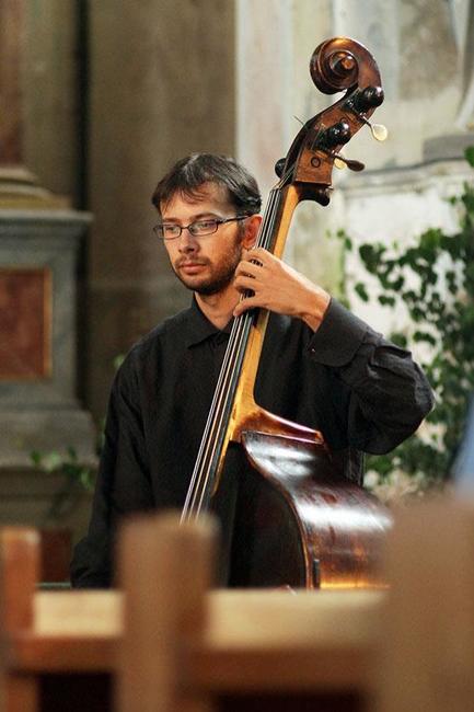 V Heřmánkovicích lidé tleskali hudbě a obdivovali opravené okolí kostela