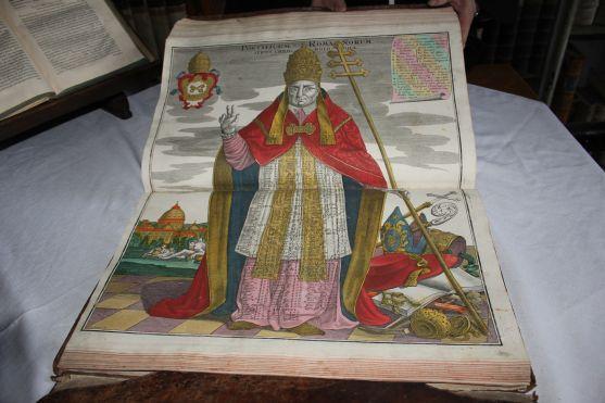 Artefakty, které uvidí prezident v broumovském klášteře