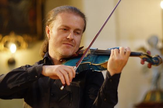 Pavel Šporcl nadchl zaplněný kostel sv. Michaela. Devátý ročník festivalu Za poklady Broumovska byl rekordní v návštěvnosti i výši dobrovolného vstupného 