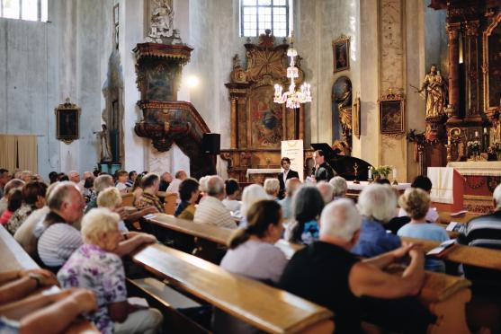 První polovinu festivalu Za poklady Broumovska zakončil koncert klavíristy Karla Vrtišky 