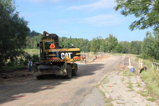 Stavební práce na silnici přes Pasa pokračují podle harmonogramu