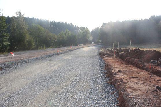 Jetřichovská křižovatka. Příští týden se položí asfalt a od 1. září objížďka končí