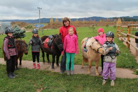 Podzimní prázdniny strávily děti na koních v hejtmánkovické jízdárně