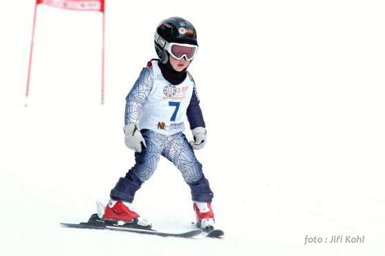 V Teplicích nad Metují startovalo ve veřejném závodě v obřím slalomu 55 mladých lyžařů