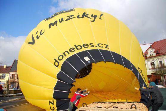 Odlet balónu z Police nad Metují odstartoval projekt 100 startů z českých měst