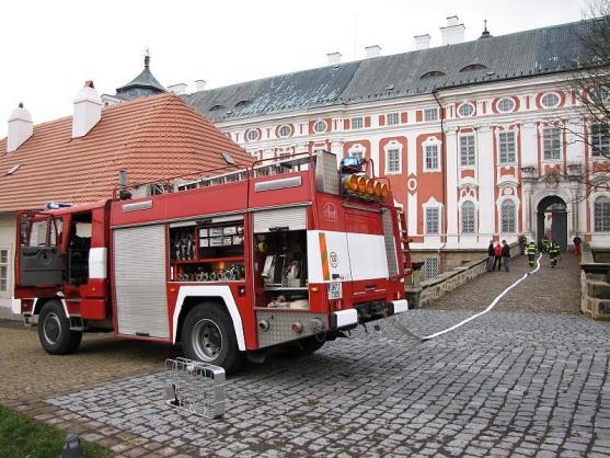 Hasiči si vyzkoušeli zásah v areálu broumovského kláštera
