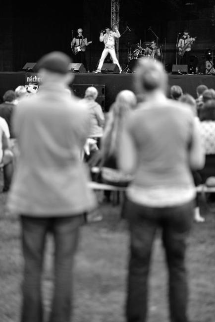 Koncert českého Elvise v klášterní zahradě. Spokojenost na pódiu i pod ním 