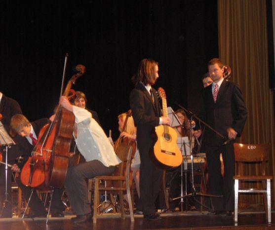 Tomáš Mrština z broumovského gymnázia byl jedním ze sólistů Komorního orchestru ZUŠ Hronov při pátečním Jarním koncertu 
