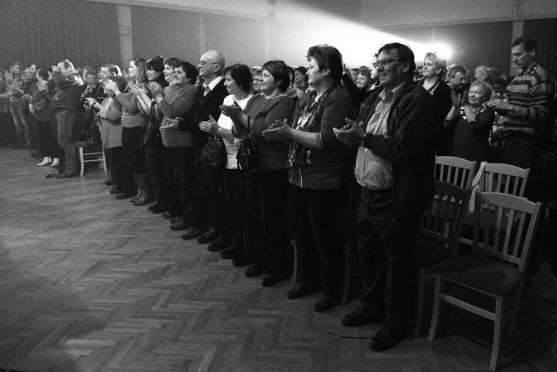 Václav Neckář se skupinou Bacily naplnil broumovskou Střelnici 