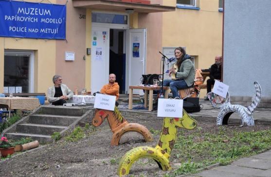 Police nad Metují žila oslavami. Muzeum papírových modelů mělo páté narozeniny