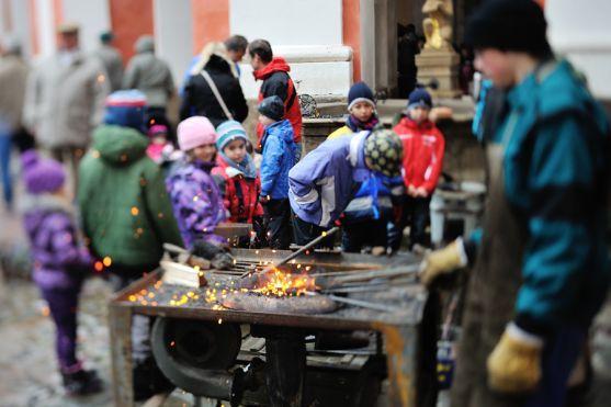 Na Adventním trhu v broumovském klášteře bylo kolem 30 stánků a spousta návštěvníků