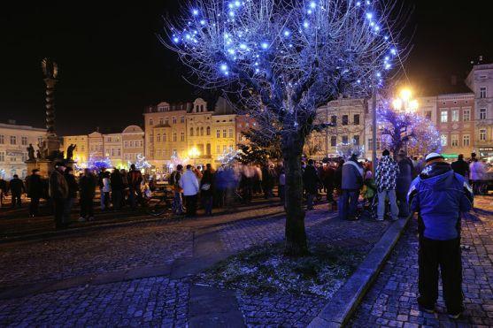 Na broumovském náměstí se včera večer rozsvítil městský vánoční strom